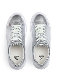Silberne, metallische Sneakers mit weißen Schnürsenkeln, einer glatten Oberfläche, runder Zehenpartie und einer weißen Gummisohle. Logo auf der Innensohle sichtbar.