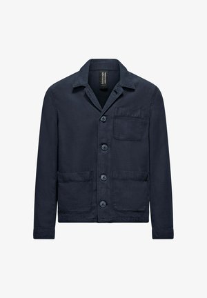 Granatowa kurtka zapinana na guziki z kołnierzem i trzema dużymi kieszeniami z przodu, wykonana z miękkiego materiału.