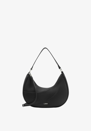 Sac à main noir en cuir avec une forme courbée, surface texturée, bandoulière réglable et garnitures en argent. Logo affiché sur le devant.