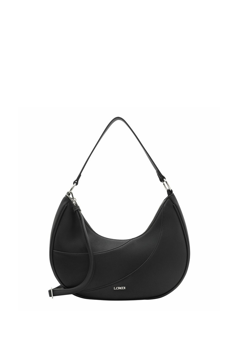 Borsa a tracolla in pelle nera con forma curvata, superficie testurizzata, tracolla regolabile e accessori in argento. Logo visibile sulla parte anteriore.
