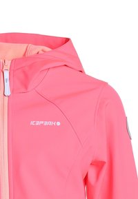 Chaqueta de softshell rosa con capucha, cierre frontal completo y logo blanco "ICEPEAK" en el pecho, mostrando el lado superior izquierdo y el hombro.