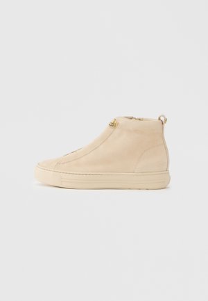 Beige Wildleder-Sneaker in High-Top-Optik mit Gummisohle. Verfügt über goldfarbene Beschläge und ein minimalistisches Design mit Nahtdetails.