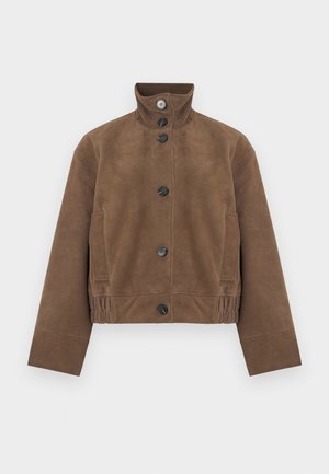 Veste en daim marron avec un col montant, cinq boutons noirs, des poches latérales et un ourlet élastiqué pour une coupe structurée.