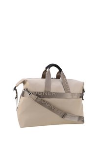 Sac de sport beige en tissu durable, doté d'une poignée noire, d'une bandoulière ajustable et d'un grand logo "BOGNER" sur les sangles.