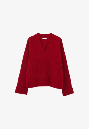 Pull rouge en tricot présentant un col en V, une texture côtelée, des manches longues et des poignets repliés. Le tissu semble épais et confortable.