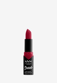 Rouge à lèvres mat rouge dans un tube noir avec un accent en forme de cœur rouge. Texture lisse, embout angulé, étiqueté "NYX Suède" en lettres blanches.
