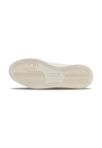 Witte sneakerzool met een getextureerd rubberen tractionpatroon en een opvallend cirkelvormig ontwerp bij de hak. Het merkteken is zichtbaar op de tussenzool.
