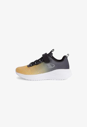 Athletischer Sneaker mit gelb-grau verlaufendem Mesh-Obermaterial, schwarzen Schnürsenkeln und Riemen, weißer dicker Sohle sowie Zuglaschen an Ferse und Zunge.