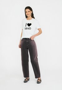 LIU JO WITH APPLIQUÉS - Trükipildiga T-särk - white