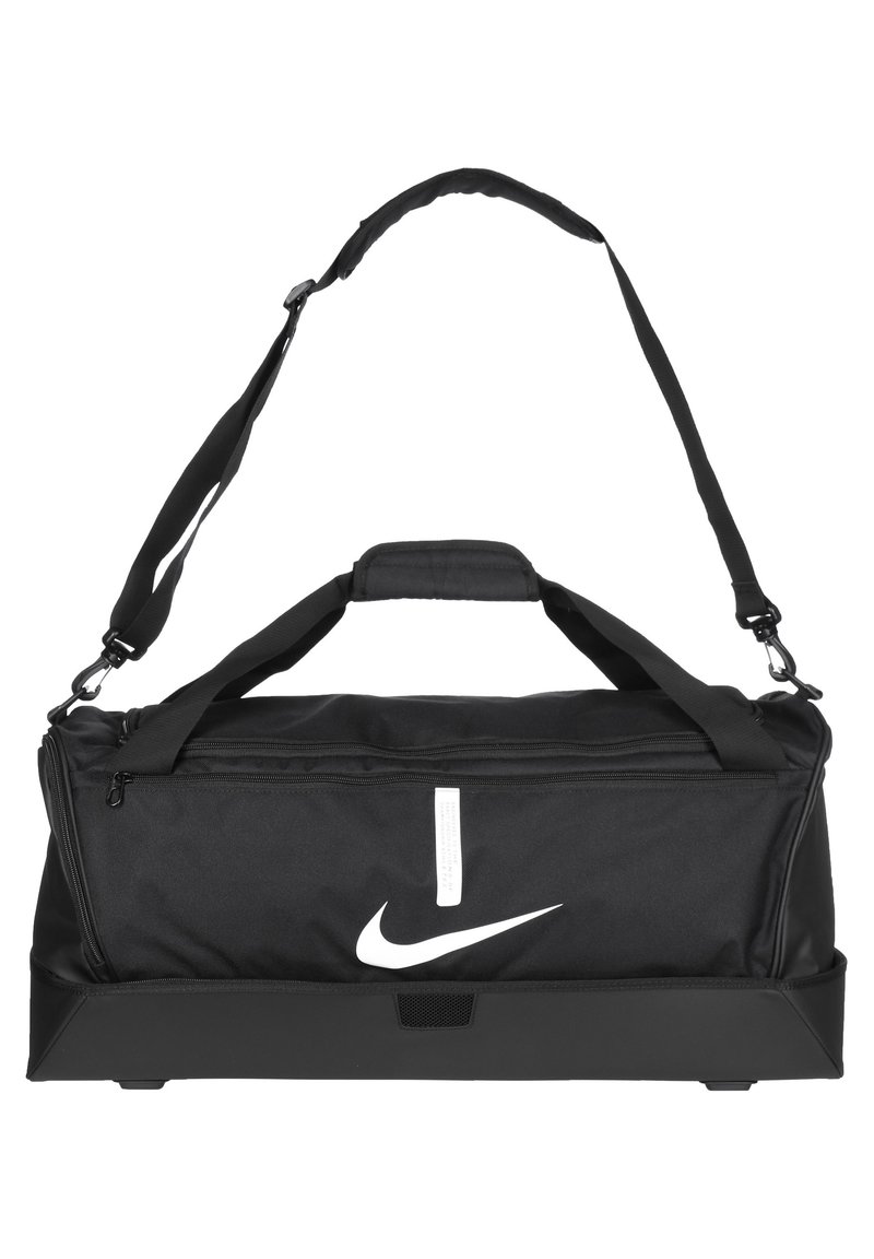 Zwarte Nike sporttas met logo, met een ritssluiting hoofdcompartiment, verstelbare schouderband en versterkte bodem.
