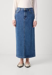 Falda maxi de mezclilla en azul medio, con cintura alta, cierre frontal de botones y bolsillos estándar. Textura suave con costuras visibles.