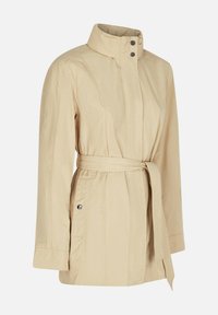 Giubbotto beige leggero con colletto alto, maniche lunghe, bottoni frontali e una cintura da legare in vita con due tasche laterali.