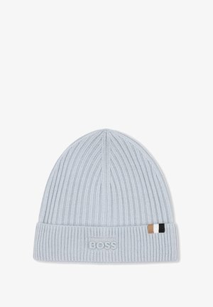 Berretto di maglia blu chiaro con texture a costine, risvolto e logo ricamato "BOSS". Presenta un piccolo accento a righe in marrone, nero e bianco.