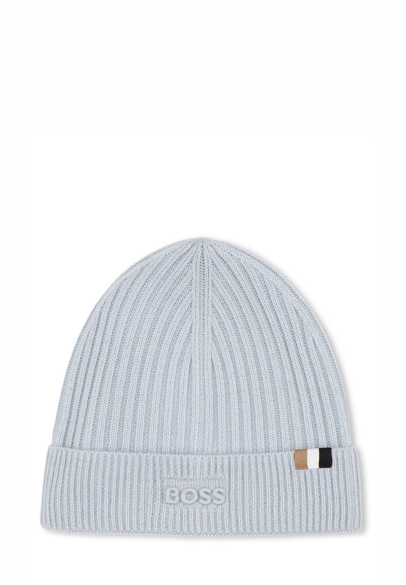 Bonnet tricoté bleu clair avec une texture côtelée, un revers replié et un logo "BOSS" brodé. Possède un petit accent rayé en marron, noir et blanc.