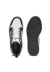 Svarta och vita sneakers med ovandel i läder och syntetmaterial, med perforerade detaljer, platta snören och gummisulor med strukturerade greppmönster.