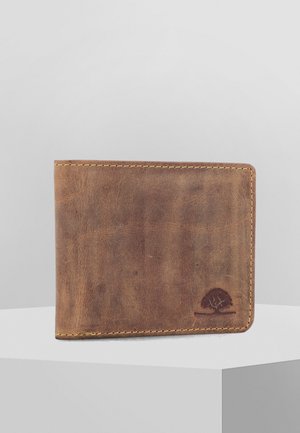 Bruine leren portemonnee met een gladde textuur, gele stiksels en een reliëf boomlogo in de rechteronderhoek. Rectangulaire vorm.