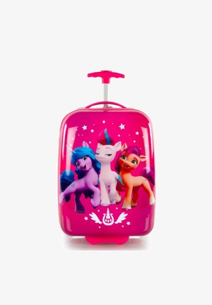 Valigia rigida rosa con tre pony cartoni animati sul davanti, con dettagli blu, viola e arancioni, e un manico telescopico.