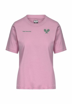 T-shirt rose clair à manches courtes avec texte vert "Kappa Tennis Club" et logo de raquettes de tennis croisées sur la poitrine, taille petite.