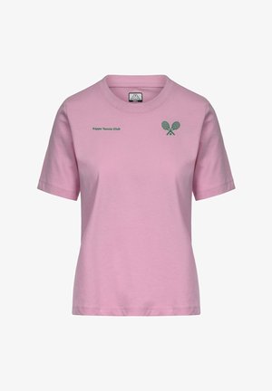 T-shirt rose clair à manches courtes avec texte vert "Kappa Tennis Club" et logo de raquettes de tennis croisées sur la poitrine, taille petite.