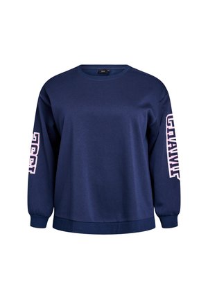 Sweatshirt bleu marine à col rond fabriqué dans un tissu doux, avec des manches longues et un texte graphique rose le long de la manche droite.