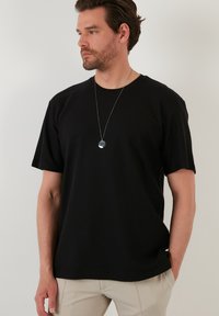 Buratti REGULAR FIT - Paprasti marškinėliai - black