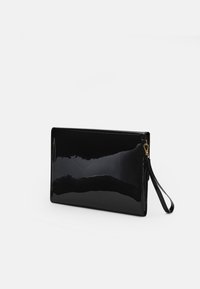 Pochette en cuir verni noir avec un design rectangulaire épuré, finition brillante et une bandoulière amovible. Accents en métal doré.