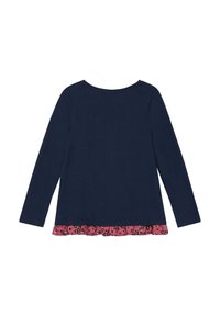 Marineblaues Langarmoberteil mit rundem Halsausschnitt und pinkem, floralem Volant. Weicher Stoff mit glatter Textur, der für Komfort sorgt.