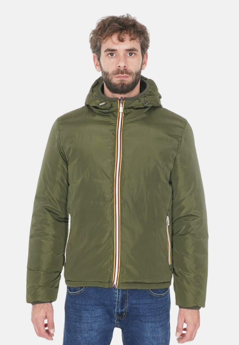 Giacca puffer verde oliva con cappuccio, dotata di una cerniera frontale bianca e colorata, tasche laterali e una texture liscia e lucida.