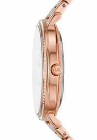 Roségoldene Metalluhr mit einem glatten runden Gehäuse, Kristallakzenten auf der Lünette und einem minimalistischen Design. Verfügt über einen markierten Knopf an der Seite.