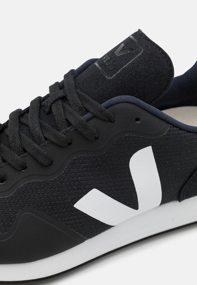 Veja SDU Trainers black/white/black