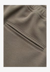 Sélectionné, sage green