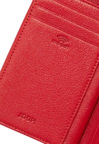 Portafoglio in pelle rossa con texture, dotato di più scomparti per carte, logo in rilievo e protezione RFID. Presenta bordi e cuciture puliti.