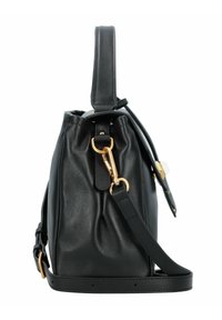 Borsa in pelle nera con forma strutturata, dotata di manico superiore e tracolla regolabile, accessori in oro e texture plissettata sul corpo.