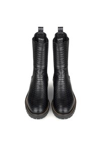 Botas de tobillo de cuero negro con un patrón texturizado de piel de serpiente, que cuentan con paneles laterales elásticos y una suela de goma duradera.