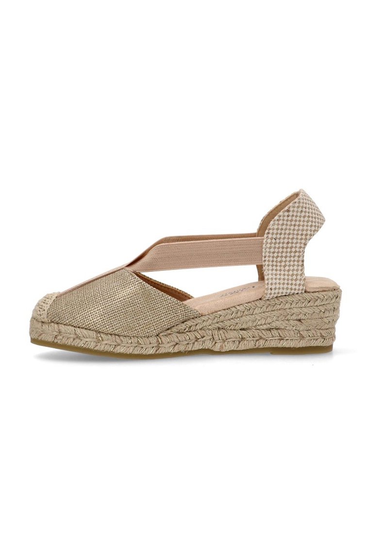 Wedge de esparto beige con parte superior de tejido trenzado, correas elásticas y suela de yute trenzado; diseño de punta cerrada y parte trasera abierta.