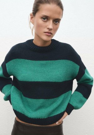 Pull en tricot rayé avec de larges rayures horizontales en teal et marine. Il présente un col rond, des poignets côtelés et une coupe décontractée.