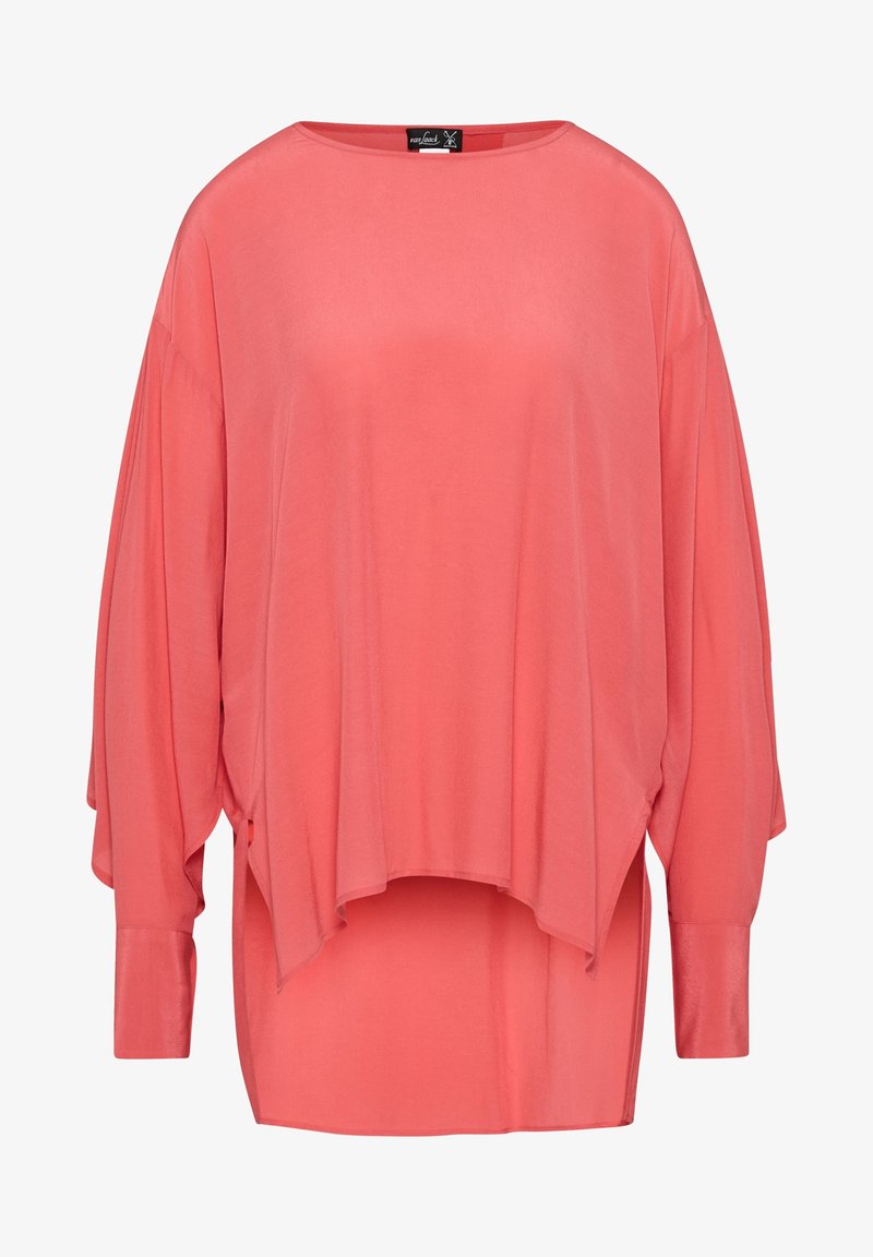 Blouse corail rose à manches longues, coupe ample, col bateau et ourlet asymétrique, avec larges poignets et tissu doux et fluide.
