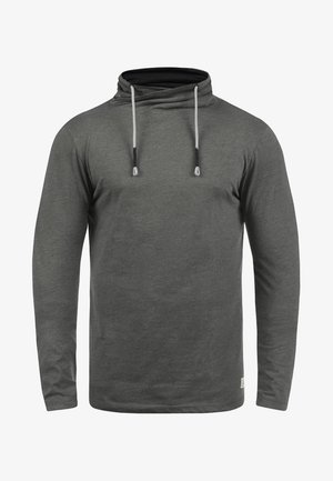 Sivý pulóver s dlhým rukávom a vysokým golierom, so šnúrkami, so hladkou textúrou a kontrastným čiernym podšívaním vo vnútri goliera.