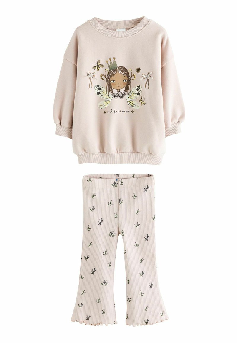 Jasnoróżowy sweatshirt z grafiką dziewczyny i napisem. Pasujące jasnoróżowe spodnie ze żłobionego materiału z zielonymi wzorami liści i poszerzanymi nogawkami.