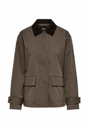 Veste marron avec col en velours côtelé foncé, fermeture à boutons-pression sur le devant, deux poches à rabat à l'avant et poignets réglables à boutons-pression.
