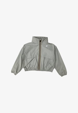 Giacca corta grigia chiara realizzata in materiale resistente all'acqua, con colletto alto, chiusura con zip e striscia gialla e nera a contrasto.