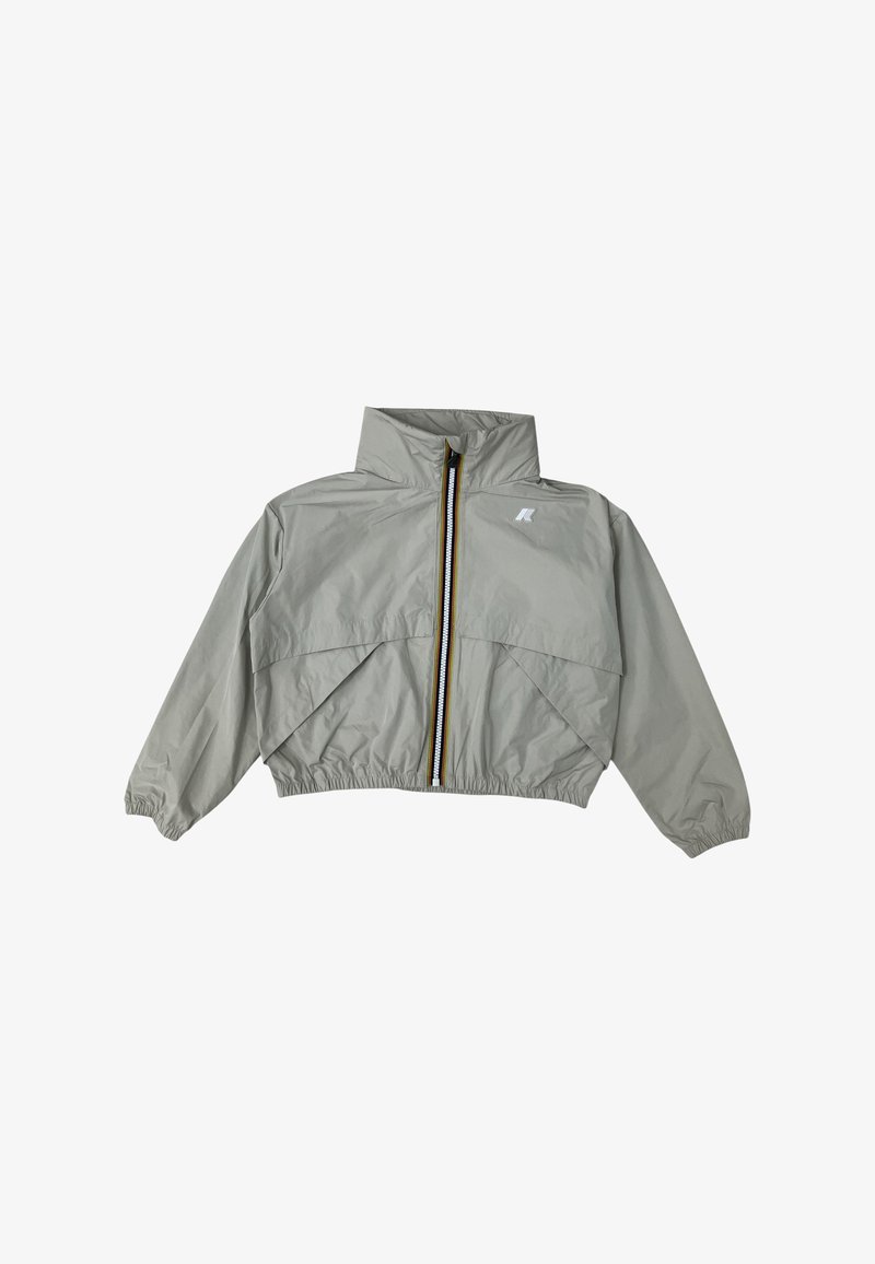 Giacca corta grigia chiara realizzata in materiale resistente all'acqua, con colletto alto, chiusura con zip e striscia gialla e nera a contrasto.