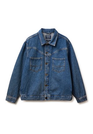 Giacca di denim blu con colletto, chiusura con bottoni e due tasche sul petto con dettaglio di cuciture, distesa su sfondo bianco.