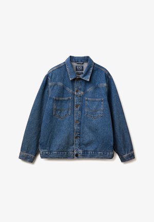 Giacca di denim blu con colletto, chiusura con bottoni e due tasche sul petto con dettaglio di cuciture, distesa su sfondo bianco.