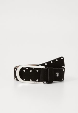 Ceinture en daim noir avec des clous ronds argentés, une boucle argentée en forme de D et un petit emblème logo en métal sur la boucle.