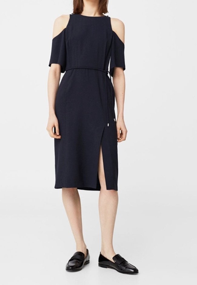 Granatowa sukienka z odkrytymi ramionami, z krótkimi rękawami, wysokim dekoltem, bocznym rozcięciem oraz odpinanym paskiem. Gładka tekstura, długość do kolan.