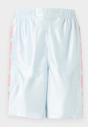 Pantalones cortos deportivos azul claro con textura suave, cintura elástica y detalles laterales con patrones de bloques rosas. La etiqueta trasera dice "JORDAN".