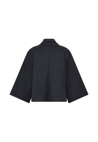 Sort jakke med brede ærmer, kort læg bagpå og spids krave, vist fladt med bagsiden vendt mod fronten.