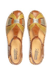 Sandales en cuir marron et doré avec un design tissé, présentant un accent métallique et une semelle texturée. Bout et talon ouverts pour une meilleure respirabilité.