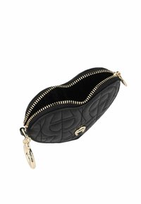 Monedero negro acolchado de cuero con cremallera, herrajes dorados y un clip para llavero. Presenta una textura suave y forma redondeada.